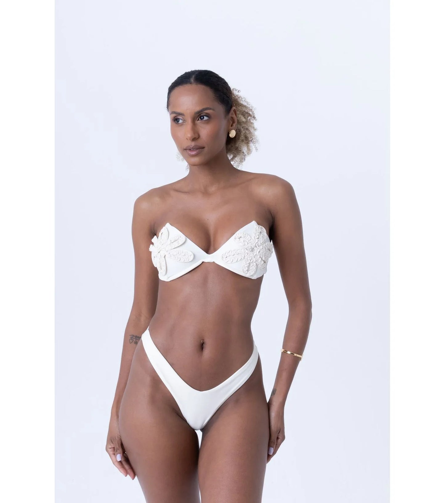 Bikini senza spalline con perle e applicazioni floreali
