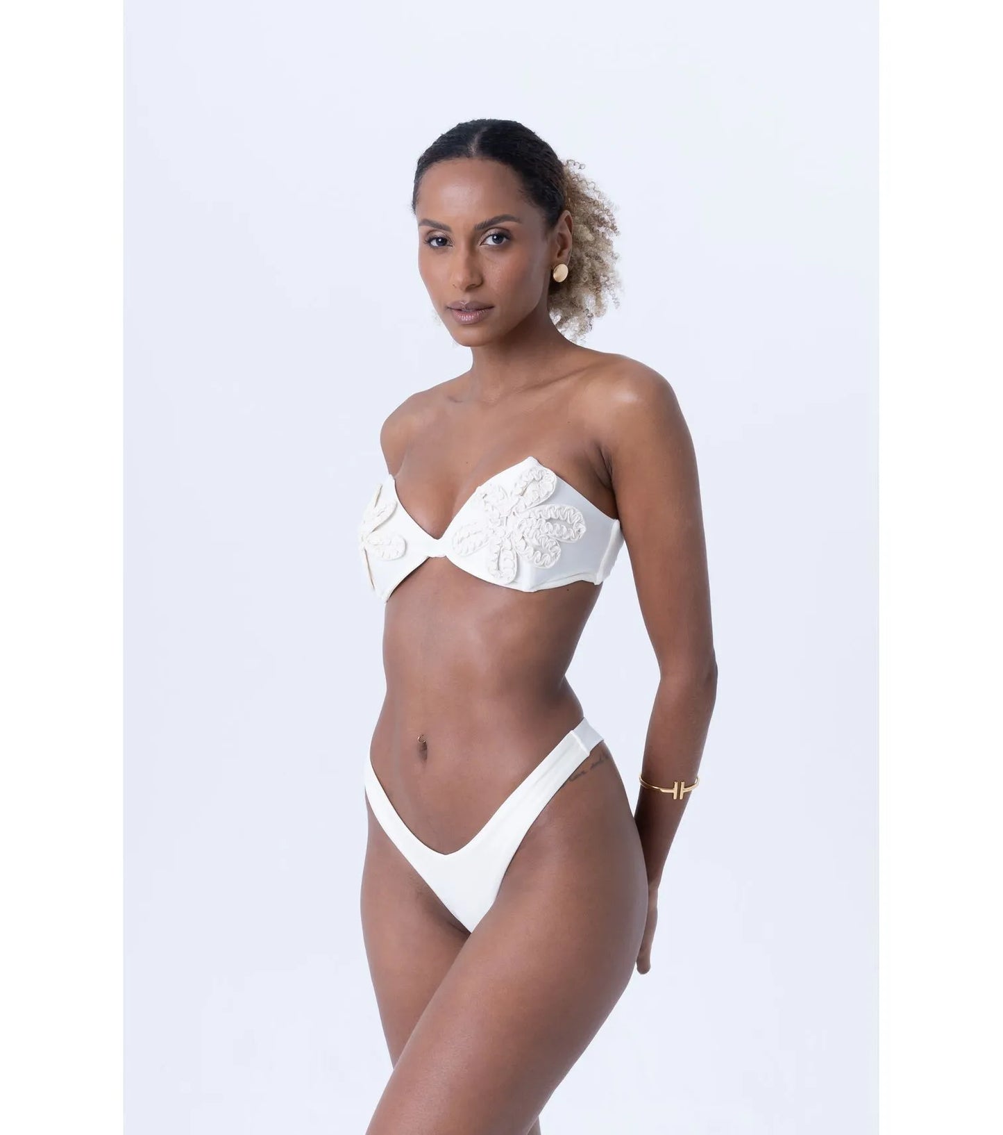 Bikini senza spalline con perle e applicazioni floreali
