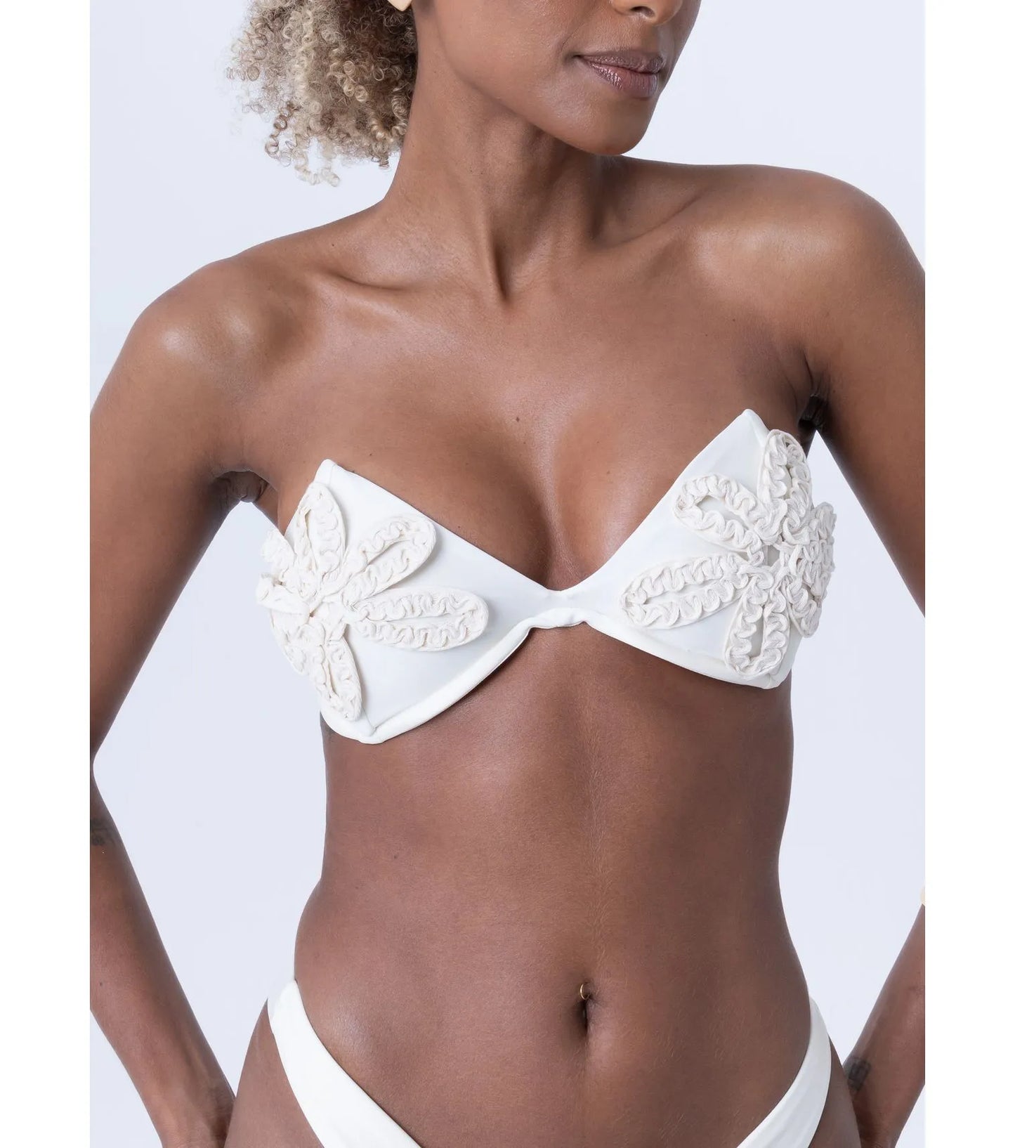 Bikini senza spalline con perle e applicazioni floreali